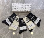 特 Chanel 香奈儿香奶奶家新品女款袜子 一盒五双 纯棉材质，柔软舒适透气，提花经典品牌全称Logo，炒鸡Nice，大牌出街，潮人必备超好搭