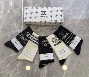 特 Chanel 香奈儿香奶奶家新品女款袜子 一盒五双 纯棉材质，柔软舒适透气，提花经典品牌全称Logo，炒鸡Nice，大牌出街，潮人必备超好搭