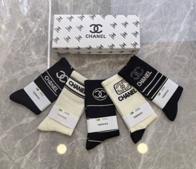 特 Chanel 香奈儿香奶奶家新品女款袜子 一盒五双 纯棉材质，柔软舒适透气，提花经典品牌全称Logo，炒鸡Nice，大牌出街，潮人必备超好搭