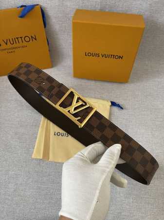 特 男装艺术总监 Virgil Abloh 为自己设计的 Lv Pyramide 搭扣增添简明框架，令 Lv Pyramide Frame 4.0宽腰带成为品牌 - 点击图像关闭