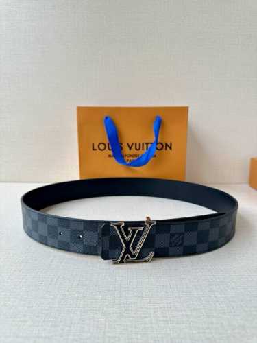 4.0宽 此款双面腰带以标志性的 Lv Initiales 搭扣三色搭配全新 Monogram Eclipse 帆布。展现细腻的品牌特质，此款腰带是路易威登皮具