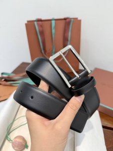 Loro piana配饰是交织着过去与现在的金色丝线，每一件作品都是对一个世纪以来不懈追求非凡优雅的微妙象征。这款腰带配有边缘优雅圆润的纤细矩形金属带扣，采用珍