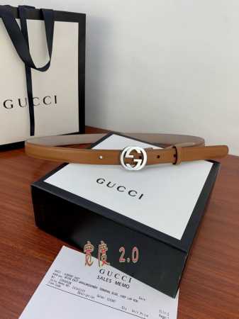 宽度2.0Cm G U C C I 此细款腰带用采光头小层牛皮 精制而成，配以金 银 枪色双g带扣。 - 点击图像关闭