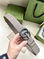 宽度4.0Cm Gucci 这款单品将品牌的过去与未来贯通在一起，以现代风格的全新设计诠释了经典设计元素。Guccio Gucci字母交织图案巧妙融入纹理和材质