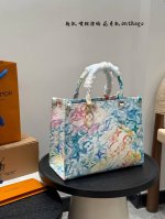 无盒子 Lv新款喷绘涂鸦 花卉复古风 丛林托特 超火的Onthego Tote托特包 日常通勤都非常可会越用越喜欢的一款，值得入手。 尺寸：25Cm