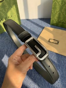550108Gucci这款30Mm腰带一面为灰色牛皮革，另一面为黑色牛皮革，搭配可拆卸互扣式双G搭扣，双面可用，潮流时尚，为整个设计添注别致魅力。 DDD