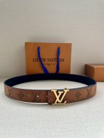 本款3.4宽 LV Initiales 双面腰带选用崭新皮革，以丰盈触感演绎 翻转即见老花压纹。金属 LV 搭扣呈现做旧效果，摩登设计实现灵活搭配