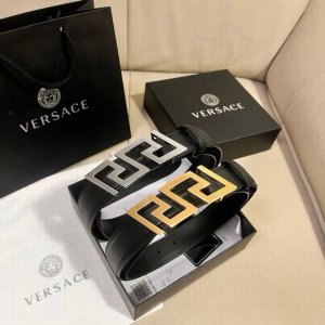 范思哲 ，宽3.0Cm 新款腰带采用柔软的小牛皮制成，配有图形La Greca搭扣