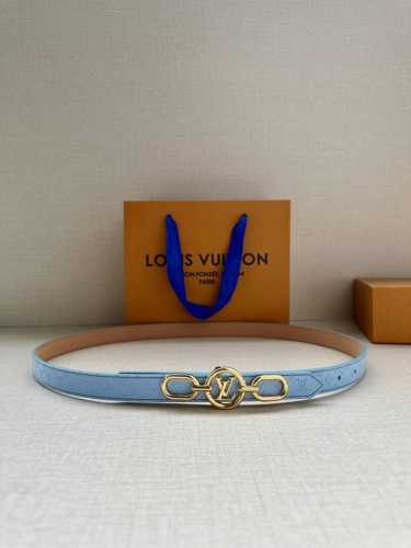 2.0宽 本款 Lv Iconic 双面腰带以纤细剪裁迎接新季，搭配标志性 Iconic 搭扣，无论展现 Monogram Reverse 帆布或素雅牛皮革，均