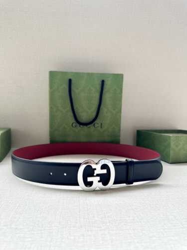 宽度4.0Cm Gucci 互扣式双g带原单钢扣，源自品牌现代风格典藏设计，经过重新诠释而别具新意。呈现于纤细的皮革腰带之上。