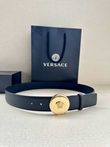 宽度4.0Cm 范思哲 此款平纹皮底 腰带饰有标志性的Versace美杜莎头像扣，彰显品牌格调。是一款精美的衣橱必备单品。