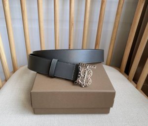 新款 Burberrry 巴宝莉专柜同步上新精选品牌标志性London格纹 搭配镂空扣钉带扣 宽:3.5Cm 精致优雅 简单大方