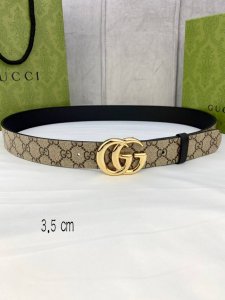 宽度3.5 Cm Gucci Marmont系列每一季都会推陈出新，为灵感源于70年代的标志性gg配件注入现代精髓。Supreme帆布印花 腰带反面采用黑色皮革