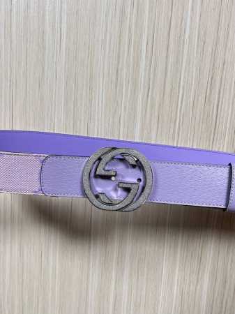 4.0宽新款淡雅色调巧妙融合文艺复兴时期的美学意象，焕新演绎 年代男士风尚。这款腰带饰有双G细节，交织字母图案配件和浅紫色色超级双G帆布面料令其更添魅力接皮。 - 点击图像关闭
