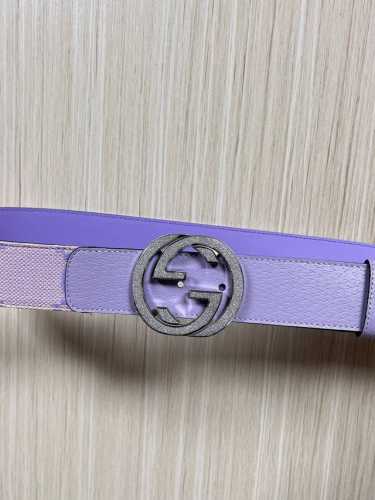 4.0宽新款淡雅色调巧妙融合文艺复兴时期的美学意象，焕新演绎 年代男士风尚。这款腰带饰有双G细节，交织字母图案配件和浅紫色色超级双G帆布面料令其更添魅力接皮。