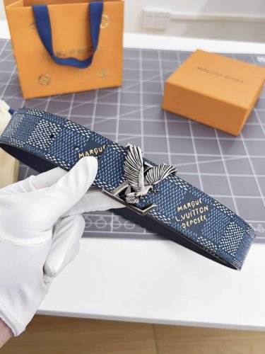 寬：40Mm 驢家新品 驢家出品 男士新品腰帶 皮帶面飾有迷彩格子紋圖案 搭配墨綠色小牛皮底 全新掛扣五金搭扣 雙面可用 以一當二