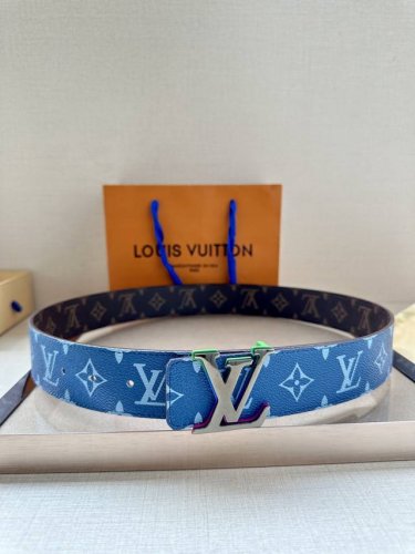 特 本款 4.0宽 Lv Initials 双面腰带展现经典Monogram 帆布的缤纷演绎，以 Lv 字母搭扣彰显瞩目风范，可为经典或休闲造型注入摩登新意