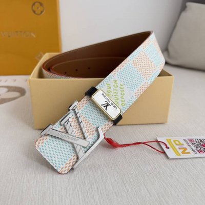 品名： LV..路易..威登腰带皮带原单 型号：挂扣，经典纯钢材质面字母挂扣，头层牛皮，图片实物拍摄 材料：头层牛皮，挂扣系列，纯钢材质扣头，钯镀电镀工艺永不掉