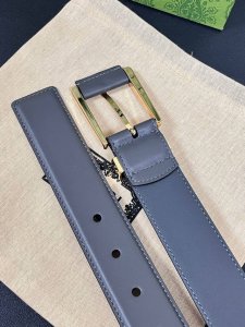 当季新款，中性色调精致牛皮革与方形搭扣完美合璧，不经意间散发商务正装风范。这款宽版腰带精选光面牛皮革制作，方形搭扣金属环上的Gucci刻花尽显个性魅力。，3.5