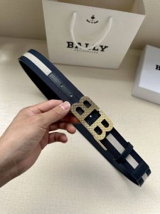 特P180 Bally(巴利) 专柜新款 男士休闲布配皮双用腰带 宽3.4Cm这款帆布腰带饰以蓝色和奶油色迷幻火车条纹，搭配蓝色皮表面，B字 搭扣更显纤细，采用