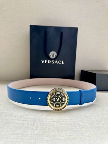 宽度3.8Cm Versace Jeans Couture 牛皮革v-Emblem板扣式皮带、饰有la Greca彰显个性设计。该铆钉腰带饰有la Greca五