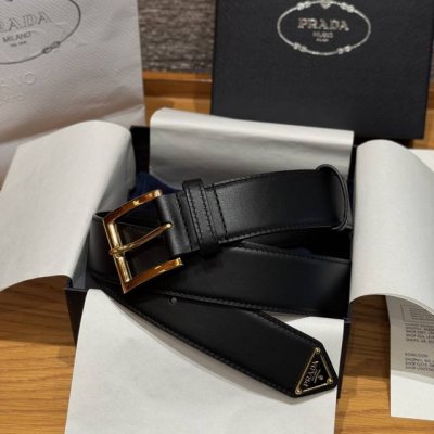 普家三角形徽标装饰牛皮革腰带 prada这款牛皮革腰带以尖部饰以标志性的涂珐琅金属三角形徽标，此徽标由Mario 品牌设计而来，1913年初次亮相于品牌的旅行箱