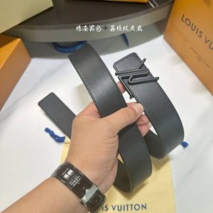 特 寬度：40Mm Lv Ide Truck L Oeii雙面腰帶 驢家 海外原單代特供 面為進口小牛皮荔枝紋襯托原廠配色柔軟小牛皮底 搭配最新鋼五金搭扣 手感