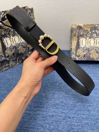 Montaigne 腰带 30 毫米黑色光滑牛皮革和白色树脂珠饰 编号: B0422Uwfp_M900。 这款 30 Montaigne 腰带从同名经典手袋汲取