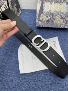 特 这款 3．0Cm。Montaigne 腰带从同名手袋汲取灵感，可翻面使用，以双面设计重新诠释经典。采用光滑牛皮革精心制作，一面为胭脂粉色，另一面为黑色，搭配