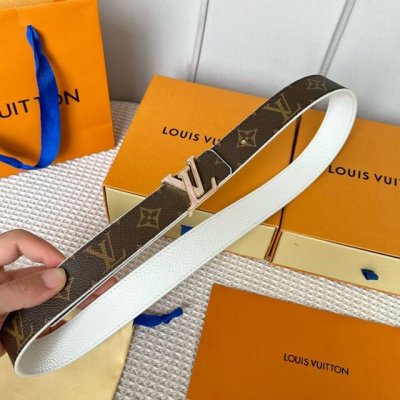 特 片裝1 寬：30Mm 女士經典頂級休閒腰帶 寬度30毫米這款永恆優雅飾有帆布的造型設計 原版小荔枝紋牛皮底 搭配全新搭扣以金色金屬打造 飾以與皮帶同色的琺瑯