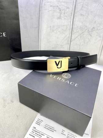 宽度3.5cm VERSACE 范思哲 此款光滑平纹小牛皮腰带饰有一枚几何形状的希腊回纹搭扣，可搭配正装或休闲装。 - 点击图像关闭