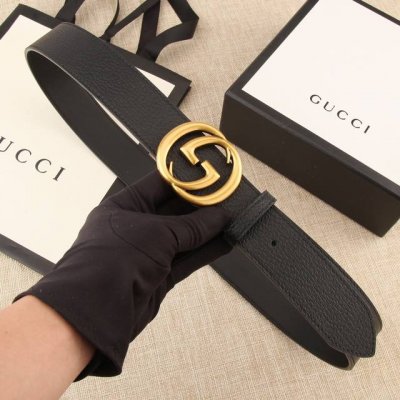 宽度4.0Cm Gucci 小牛皮腰带采用热压制作，以获得野猪皮效果，营造织纹外观。饰以标志黑色皮革黄铜金属配件