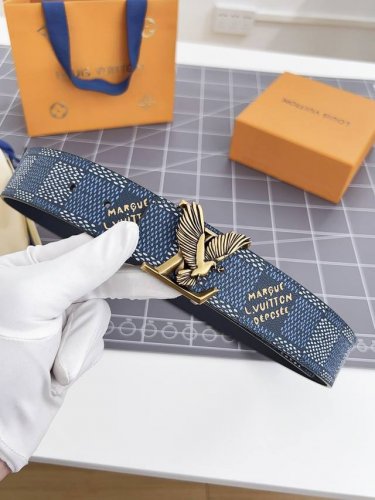 寬：40Mm 驢家新品 驢家出品 男士新品腰帶 皮帶面飾有迷彩格子紋圖案 搭配墨綠色小牛皮底 全新掛扣五金搭扣 雙面可用 以一當二