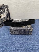 Cd30 腰带扣 35 毫米黑色哑光涂漆饰面黄铜 编号: 4981Rvvar_H00N 这款黑色哑光涂漆饰面黄铜腰带扣是二零二五春季男装系列新品 展示 Cd30