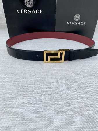 宽度3.5Cm Versace此款平纹小牛皮腰带饰有一枚几何形状的希腊回纹搭扣，可搭配正装或休闲装。 - 点击图像关闭