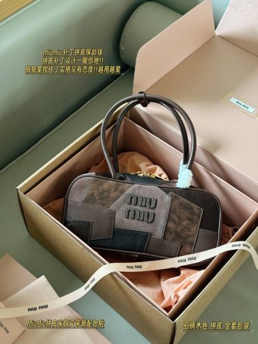 配盒 Size：28*13Cm Miumiu拼皮家族又来新配色啦 补丁拼皮保龄球拼皮补丁设计一眼惊艳 狠狠拿捏住了实用又有态度 越用越爱 Miumiu保龄球 公