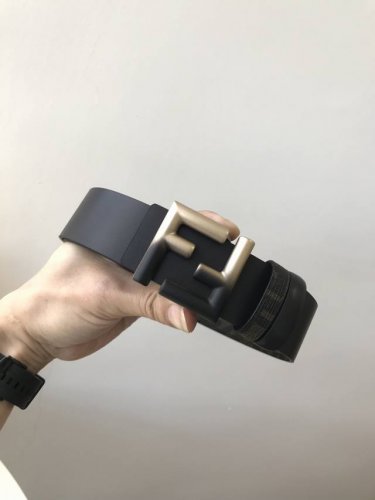 新款 Fd 宽38 Mm 支持Nfc 芯片扫描，标志造型皮带，原版F双层间色铆钉扣，进口原版小牛纹配老花制成，手感柔软，镀金表面金属制品，品质保证，细节 非市场