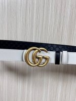 2025秋冬系列焕新演绎富有辨识度的Gg Marmont系列。这款双面窄版腰带采用Gg印花压纹皮革与皮革材质匠心打造，缀饰双G搭扣。 商品细节 一面为黑色Gg印