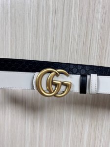 2025秋冬系列焕新演绎富有辨识度的Gg Marmont系列。这款双面窄版腰带采用Gg印花压纹皮革与皮革材质匠心打造，缀饰双G搭扣。 商品细节 一面为黑色Gg印
