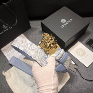 特 范思哲 宽4.0Cm 双面腰带，旋转扣，双面可用 新款男士皮革腰带，饰有立体La Medusa双面搭扣。皮带一面为光滑质地，另一面饰有棋盘格图案和Baroc
