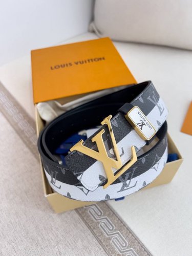 品名： Lv..路易..威登腰带皮带原单 型号：挂扣，经典纯钢材质挂扣，头层牛皮，图片实物拍摄 材料：头层牛皮，挂扣系列，纯钢材质扣头，钯镀电镀工艺永不掉色。原
