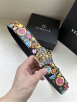 特 宽度4.0Cm Versace范思哲此款Palazzo腰带采用牛皮革面料制作，并饰有Le Pop Classique图案印花和标志性的旋转尾夹美杜莎五金配件