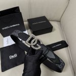 Dg，宽4.0Cm Dolce&Gabbana 全新小牛皮腰带，满载干练态度。滚轴针扣搭扣尽显巧思