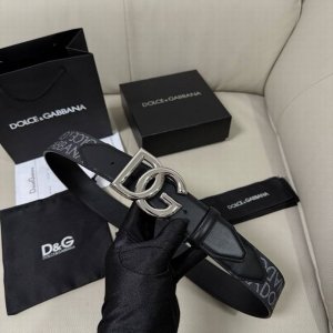 Dg，宽4.0Cm Dolce&Gabbana 全新小牛皮腰带，满载干练态度。滚轴针扣搭扣尽显巧思