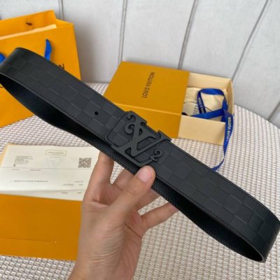 配全套包装礼盒 驢家新品 寬度40Mm 原單新品 專櫃在售男士腰帶 全新工藝壓格子文襯托小牛皮底 搭配經典鍍鈀字母扣 雙面可用 多色選