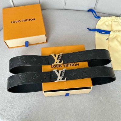 原版包裝 L0Uis Vuitt0N 專櫃最新升級版本 寬度40Mm 原廠小荔面壓刻有花型圖案效果 內襯進口柔軟小牛皮底 搭配新款字母搭扣 百搭易襯！