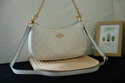 C家新品 Ca548冰川白纯原高品质，Teri系列Pvc配皮，二条肩带，手感舒适的鹅卵石材质，头层牛皮，拉链弧度上身非常好看，月牙包型，妥妥的大号麻将包，24*