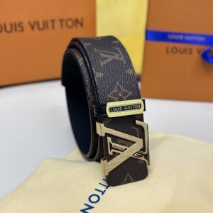 高端品质，实物拍摄 批 配全套包装 品牌：驴家最新款 扣头材质：精品实心钢扣 带身材质正面：40Mm宽度采用双面进口原版皮腰带 双面可用 。真空电镀五金扣头实物