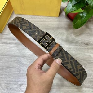 特 Fendi 芬迪 专柜同款 宽4.0Cm 双环正反用腰带 Ff按钉搭扣 土黄Cuoio Romano皮革材质 反面面料带有烟草黄和黑色Ff图案 四方金属饰面