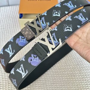 特P190 寬：40Mm 驢家新品 寬度40Mm 原單新品 ，全新獨特設計的色彩圖案 與專櫃一致 搭配進口原廠小牛皮 搭配全新設計字母搭扣 雙面可用 質感超級好